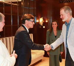 Sus Majestades los Reyes reciben el saludo del presidente de la Generalitat de Cataluña y patrono de la FPdGi, Salvador Illa